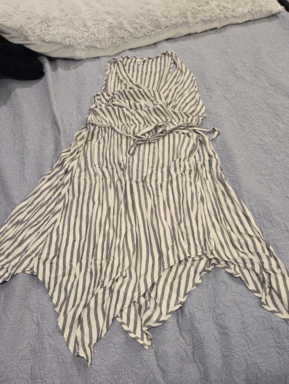 Ava & Viv White and Gray Striped Sleeveless Wrap Dress Size 1X!